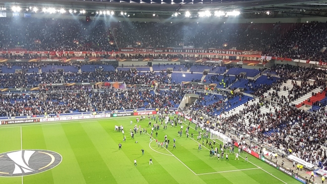 Invasión de hinchas retrasó el partido entre Olympique de Lyon y Besiktas en la Europa League