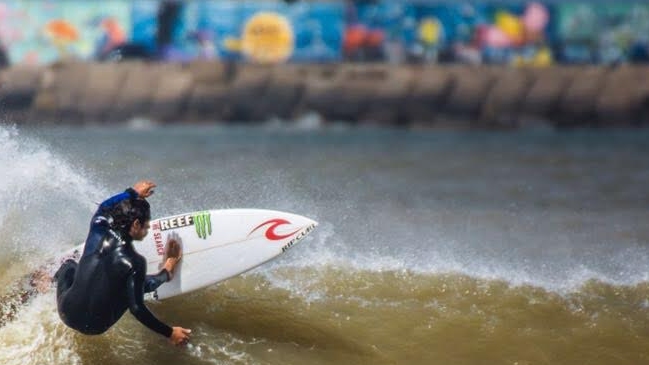 Surfista chileno Guillermo Satt clasificó entre los 32 mejores de torneo en Mar del Plata