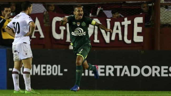 Chapecoense venció con polémica a Lanús y sigue con vida en Copa Libertadores
