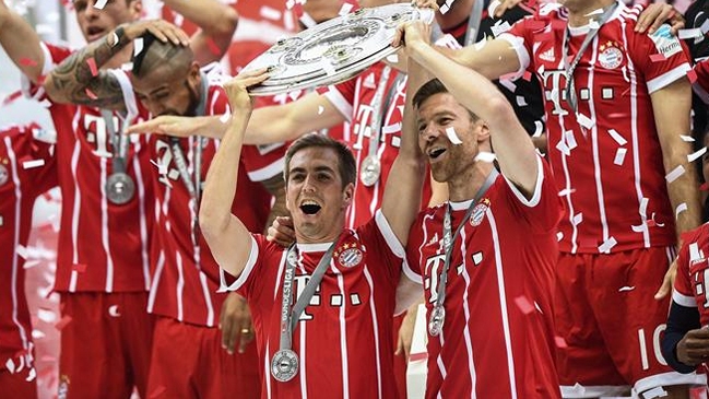 Philipp Lahm y Xabi Alonso tuvieron aplaudida despedida del fútbol en Munich
