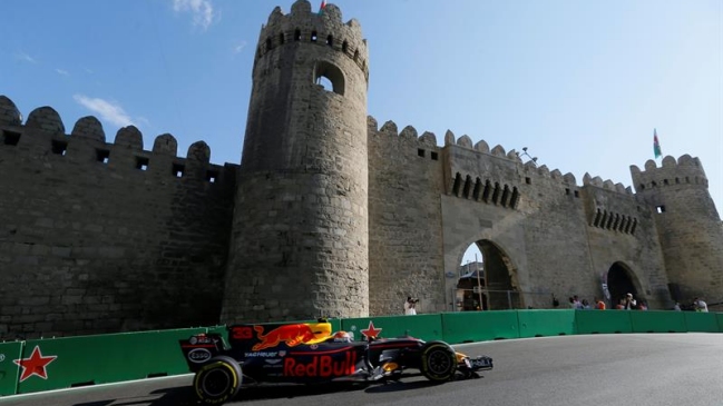 Max Verstappen también se impuso en la segunda sesión de ensayos en Bakú