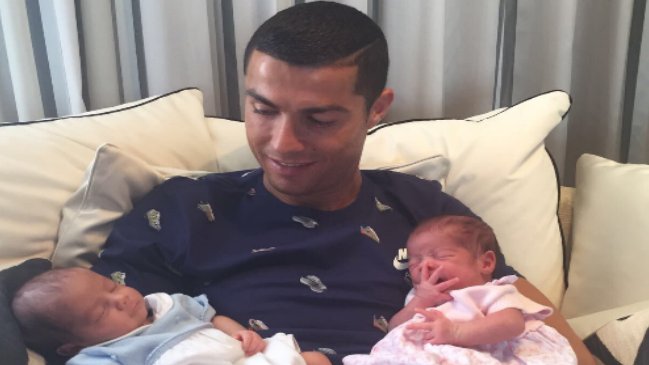 Cristiano Ronaldo presentó a sus hijos recién nacidos en redes sociales