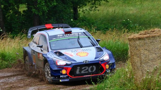 Thierry Neuville asumió el mando del Rally de Polonia tras un intenso duelo con Tanak y Latvala