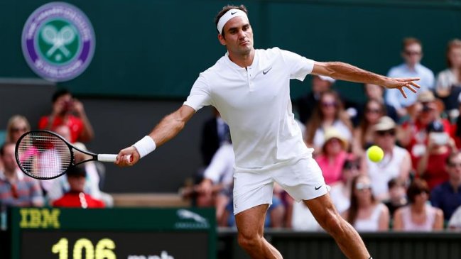 Federer y Djokovic avanzaron en Wimbledon tras retiros de sus rivales
