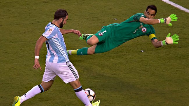Batistuta criticó a Higuaín por las finales: "Hizo todo bien, menos patear al arco"