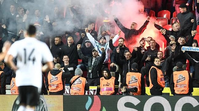 Federación Alemana de Fútbol condenó los cantos neonazis en el duelo ante República Checa