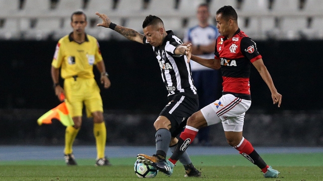 Leonardo Valencia fue titular en el triunfo de Botafogo sobre Flamengo por el Brasileirao