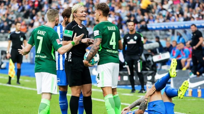 Bibiana Steinhaus se siente "feliz y agradecida" de arbitrar en la Bundesliga