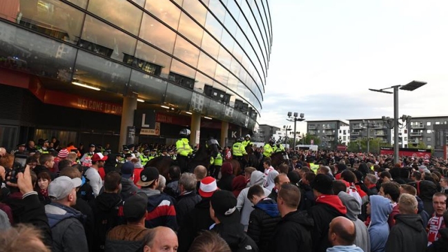 Hinchas de Colonia causaron graves incidentes y se "tomaron" el estadio de Arsenal