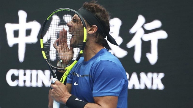Nadal sobrevivió al "bombardeo" de Isner y pasó a semifinales en Beijing