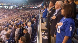 Vicepresidente de EEUU abandonó partido de la NFL por protesta de jugadores