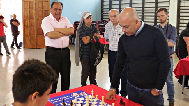 Estudiantes de Pedro Aguirre Cerda disputaron partidas de ajedrez con Iván Morovic