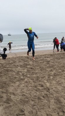 La brasileña Luiza Cravo y su compatriota Santiago Ascenço fueron los vencedores en la primera edición del Ironman 70.3 de Coquimbo que se desarrolló este sábado. La brasileña Luiza Cravo y su compatriota Santiago Ascenço fueron los vencedores en la primera edición del Ironman 70.3 de Coquimbo que se desarrolló este sábado.