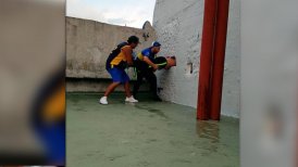 Hincha de Boca quiso colarse en tribuna de La Bombonera y quedó atascado en la pared