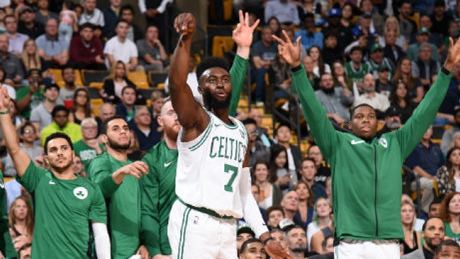 Boston Celtics logró su quinto triunfo consecutivo a costa de San Antonio Spurs