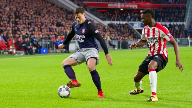 Twente de Cristián Cuevas sucumbió en los descuentos ante PSV en la liga holandesa