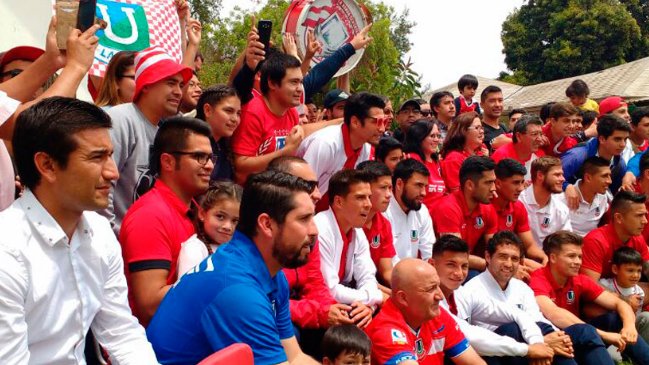 Jugadores de Unión La Calera fueron recibidos como héroes tras ser campeones de Primera B