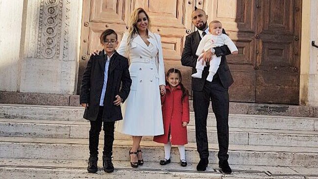 Arturo Vidal bautizó a su hijo menor en el Vaticano