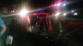 Bus con hinchas de Santiago Wanderers volcó en la Ruta 5 Sur