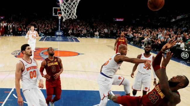 James y Korver protagonizaron la remontada de Cavaliers ante los Knicks en la NBA