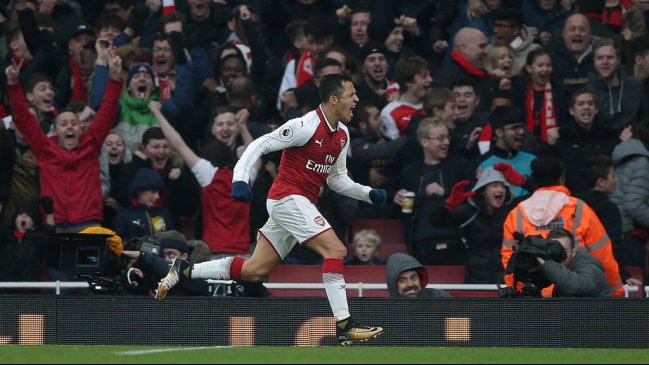 Alexis aportó un golazo y lideró la victoria de Arsenal sobre Tottenham en el clásico