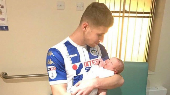 La increíble historia de un futbolista que abandonó un partido para ver nacer a su hijo