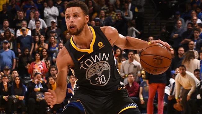 Stephen Curry selló el triunfo de Warriors ante los Lakers en el tiempo extra