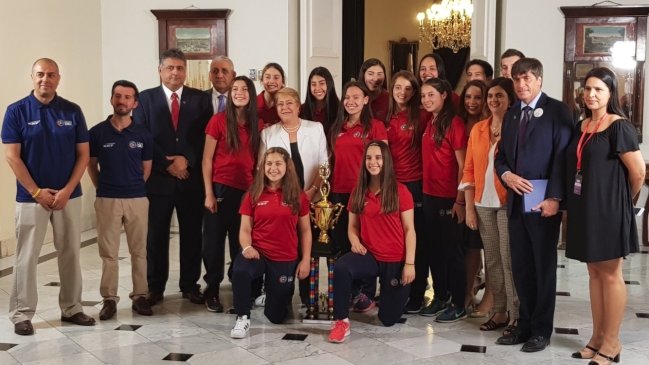 Bachelet recibió a campeonas sudamericanas de baloncesto sub 14