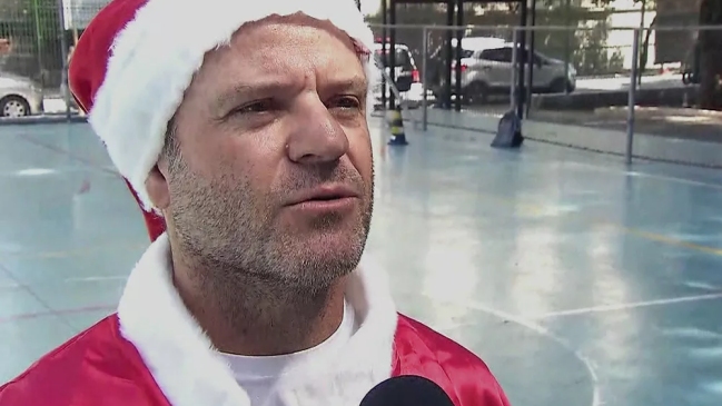 Barrichello repartió regalos vestido de Viejo Pascuero en una zona de droga de Sao Paulo