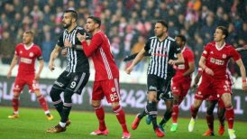Gary Medel sufrió en cancha la derrota de Besiktas ante Sivasspor en Turquía