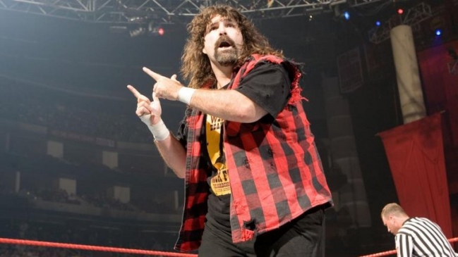 Mick Foley anticipó el aniversario 25 de Monday Night RAW y recordó su momento favorito
