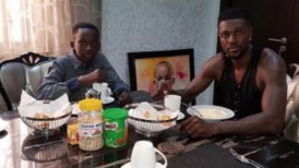 Emmanuel Adebayor adoptó al hijo de su hermano fallecido