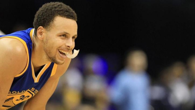 Stephen Curry guió a Golden State Warriors a su cuarto triunfo consecutivo en la NBA