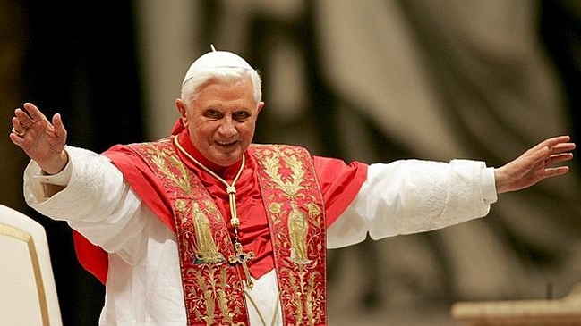 Su santidad, el fútbol: Benedicto XVI fue demasiado lejos