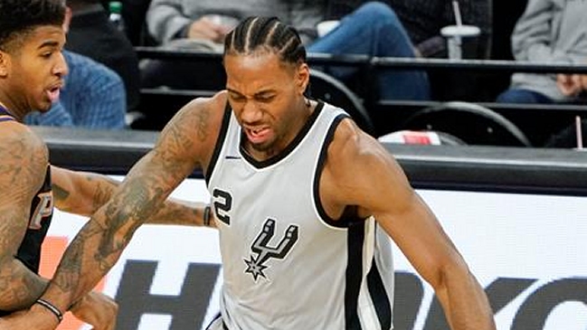 Kawhi Leonard regresó en San Antonio Spurs y comandó el triunfo sobre Denver Nuggets