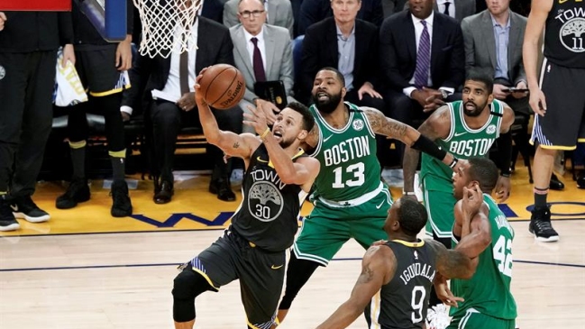 Stephen Curry brilló con 49 puntos en triunfo de Golden State Warriors sobre Boston Celtics
