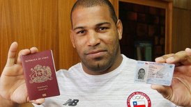 Yasmani Acosta recibió documentos que lo acreditan como chileno