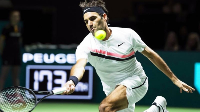 Roger Federer inició su ruta hacia el número uno con rápida victoria en Rotterdam