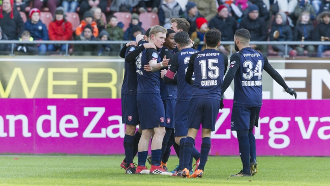 Cristián Cuevas jugó en dolorosa derrota de Twente