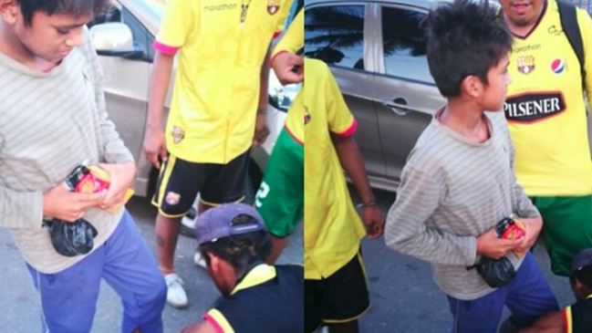 El noble gesto de un grupo de hinchas ecuatorianos con un niño descalzo en Paraguay