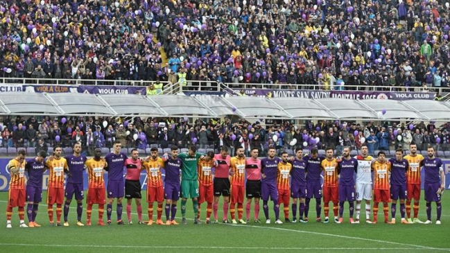 Fiorentina interrumpió su duelo ante Benevento en el minuto 13 para homenajear a Astori