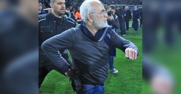 Liga griega fue suspendida luego de que el presidente de PAOK invadiera una cancha armado