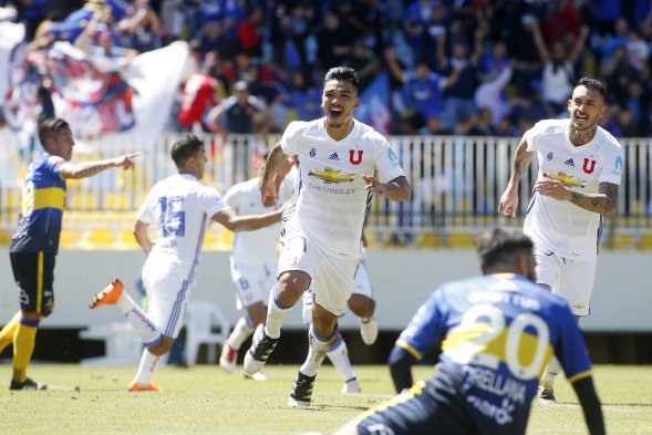 Universidad de Chile derrotó por 1-0 a Everton en la sexta fecha del Campeonato Nacional gracias a un gol Lorenzo Reyes a los 90 minutos. Los azules, con 15 puntos, son líderes del torneo junto a Universidad Católica. 