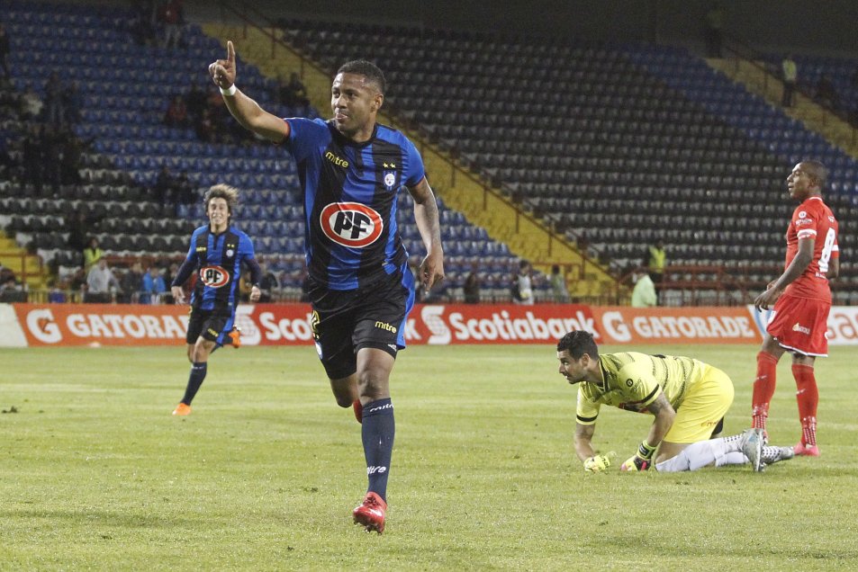 Huachipato derrotó por 2-0 a Unión La Calera en el cierre de la sexta fecha del Campeonato Nacional y escaló al tercer lugar de la clasificación En los goles aparecieron el panameño Gabriel Torres, que suma seis conquistas en el torneo, y el juvenil Javier Urzúa.