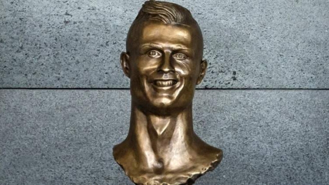 Autor de la cuestionada estatua de Cristiano Ronaldo se reivindicó con nueva figura