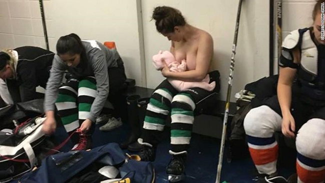 Jugadora de hockey se volvió viral al amamantar a su hija en el entretiempo