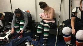 Jugadora de hockey se volvió viral al amamantar a su hija en el entretiempo