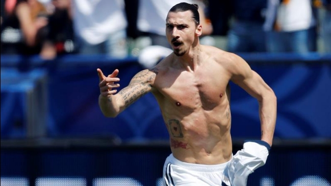 Zlatan y el gol de Cristiano: Estuvo bien, pero debería intentarlo desde 40 metros