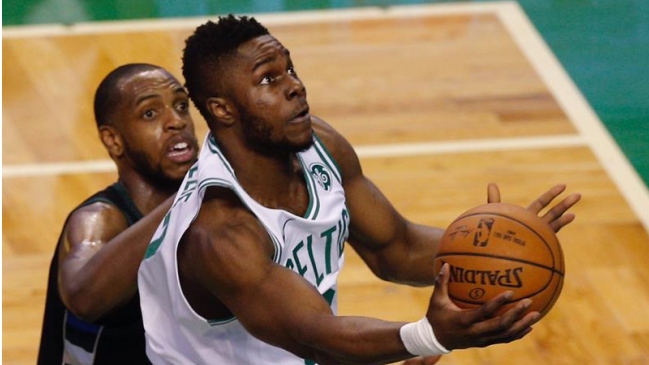 Boston Celtics batió a Milwaukee Bucks en el inicio de su participación en los play-offs