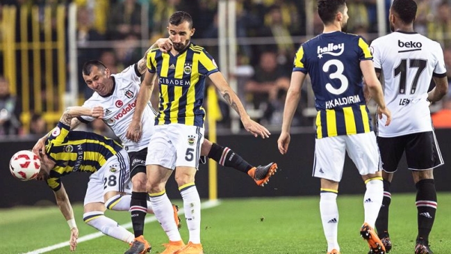 Clásico entre Fenerbahce y Besiktas de Medel en Copa de Turquía fue suspendido por incidentes